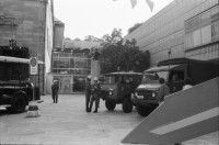 Image of sheet 19800361 photo 3: Demonstration zur Schliessung des AJZ vor dem Kunsthaus stehen Grenadiere und ihre Fahrzeuge. Sie kontrollieren PassantInnen. «Fanfare» des Schweizer Künstlers Robert Müller und Calder Mobile hängt vor dem Zürcher Kunsthaus am Pfauen. 

Jugendbewegung Bewegig AJZ Zürcher Jugendunruhen Demonstrationen
Zürich Youth movement 1980