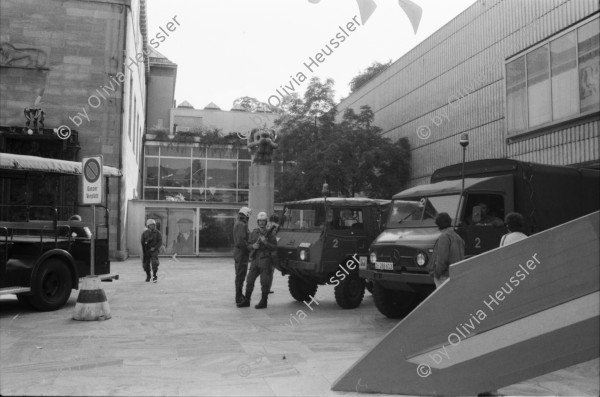 Image of sheet 19800361 photo 3: Demonstration zur Schliessung des AJZ vor dem Kunsthaus stehen Grenadiere und ihre Fahrzeuge. Sie kontrollieren PassantInnen. «Fanfare» des Schweizer Künstlers Robert Müller und Calder Mobile hängt vor dem Zürcher Kunsthaus am Pfauen. 

Jugendbewegung Bewegig AJZ Zürcher Jugendunruhen Demonstrationen
Zürich Youth movement 1980