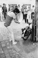 Image of sheet 19800361 photo 34: Demo zur Schliessung des AJZ. Mann spielt mit Wasserzuber und Schirm am Brunnen vor dem Franziskaner Hotel im Niederdorf. Zürcher Innenstadt
Jugendbewegung Bewegig AJZ Zürcher Jugendunruhen Demonstrationen Zürich Youth movement 1980 √