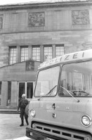 Image of sheet 19800361 photo 5: Demonstration zur Schliessung des AJZ vor dem Kunsthaus stehen Grenadiere und ihre Fahrzeuge. Sie kontrollieren PassantInnen.
Jugendbewegung Bewegig AJZ Zürcher Jugendunruhen Demonstrationen
Zürich Youth movement 1980