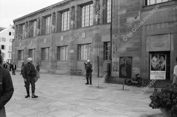 Image of sheet 19800361 photo 7: Wieder stehen zwei Polizeigrenadiere nach  einer Demonstration der 'Bewegten' gegen die Schliessung des Autonomen Jugendzentrum (AJZ) v