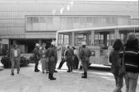 Image of sheet 19800361 photo 8: Passantin wir unter dem Calder Mobile vor dem Kunsthaus Bau von Bührle von Polizei Grenadieren kontrolliert, 1980 Zürich.

Jugendbewegung Bewegig Zürcher Jugendunruhen Demonstrationen Youth movement