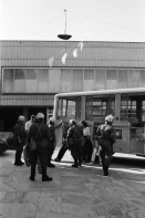 Image of sheet 19800361 photo 9: Demo zur Schliessung des AJZ vor dem Kunsthaus stehen Grenadiere und ihre Fahrzeuge. Sie kontrollieren PassantInnen. Eine Frau wird kontrolliert. 
Calder Mobile hängt vor dem Zürcher Kunsthaus am Pfauen. 
Jugendbewegung Bewegig AJZ Zürcher Jugendunruhen Demonstrationen
Zürich Youth movement 1980 √