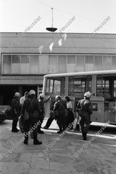 Image of sheet 19800361 photo 9: Demo zur Schliessung des AJZ vor dem Kunsthaus stehen Grenadiere und ihre Fahrzeuge. Sie kontrollieren PassantInnen. Eine Frau wird kontrolliert. 
Calder Mobile hängt vor dem Zürcher Kunsthaus am Pfauen. 
Jugendbewegung Bewegig AJZ Zürcher Jugendunruhen Demonstrationen
Zürich Youth movement 1980 √