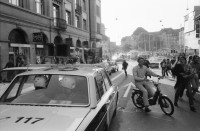 Image of sheet 19800362 photo 0: Theater von Giuseppe Reichmuth auf Goffersberg bei der Lenzburg. Securitas bewacht Theater Eingang. Sicht auf Lenzburg.
Streifenwagen der Polizei (Volvo) fährt durch die Muehlegasse, Zürich 1980.
Jugendbewegung Bewegig AJZ Zürcher Jugendunruhen Demonstrationen
Schweiz Switzerland swiss Europe