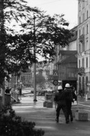 Image of sheet 19800362 photo 10: Demo für sofortige Wiedereröffnung des Autonomen Jugendzentrums AJZ. (geschlossen am 4.9.80) 
Steine werfende zivile Polizeibeamte 'Agents Provocateurs' verhaften einen Demonstranten. 338 Verhaftungen. Tränengas Einsatz am Limmatquai. Verhaftung.
6.9.1980:::Für den Samstag ruft die Bewegung zu einer Grossdemonstration auf: «Für die sofortige Wiedereröffnung des AJZ, aber subito, susch tätschts!» Die Menschenansammlung wird von der Polizei aufgelöst. Am frühen Abend versammeln sich rund 2000 Demonstrierende auf dem Hirschenplatz. Sie beschliessen, eine unbewilligte Demonstration zur Platzspitzanlage durchzuführen und dort eine VV abzuhalten. Auseinandersetzungen zwischen den Demonstrierenden und der Polizei bis in die frühen Morgenstunden. Mehrere hundert Personen werden verhaftet. 

Jugendbewegung Bewegig AJZ Zürcher Jugendunruhen Demonstrationen

Youth movement Zürich 1980 √
© 1980, by OLIVIA HEUSSLER / www.clic.li