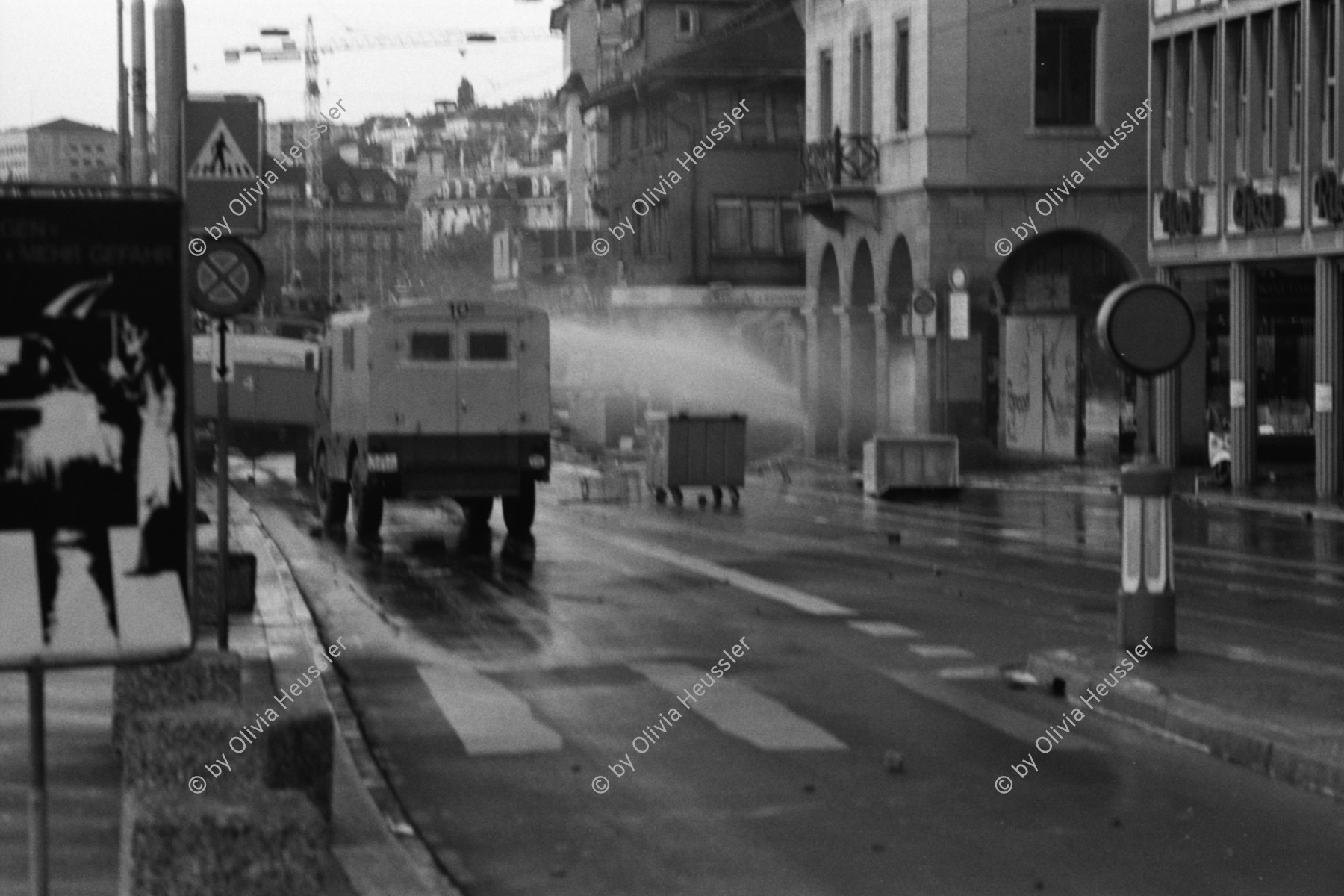 Image of sheet 19800362 photo 11: Demo für sofortige Wiedereröffnung des Autonomen Jugendzentrums AJZ. (geschlossen am 4.9.80) 
Steine werfende zivile Polizeibeamte 'Agents Provocateurs' verhaften einen Demonstranten. 338 Verhaftungen. Tränengas Einsatz am Limmatquai. Verhaftung.
6.9.1980:::Für den Samstag ruft die Bewegung zu einer Grossdemonstration auf: «Für die sofortige Wiedereröffnung des AJZ, aber subito, susch tätschts!» Die Menschenansammlung wird von der Polizei aufgelöst. Am frühen Abend versammeln sich rund 2000 Demonstrierende auf dem Hirschenplatz. Sie beschliessen, eine unbewilligte Demonstration zur Platzspitzanlage durchzuführen und dort eine VV abzuhalten. Auseinandersetzungen zwischen den Demonstrierenden und der Polizei bis in die frühen Morgenstunden. Mehrere hundert Personen werden verhaftet. tear gas Wasserwerfer

Jugendbewegung Bewegig AJZ Zürcher Jugendunruhen Demonstrationen

Youth movement Zürich 1980 √
© 1980, by OLIVIA HEUSSLER / www.clic.li