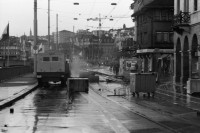 Image of sheet 19800362 photo 12: Demo für sofortige Wiedereröffnung des Autonomen Jugendzentrums AJZ. (geschlossen am 4.9.80) 
Steine werfende zivile Polizeibeamte 'Agents Provocateurs' verhaften einen Demonstranten. 338 Verhaftungen. Tränengas Einsatz am Limmatquai. Verhaftung.
6.9.1980:::Für den Samstag ruft die Bewegung zu einer Grossdemonstration auf: «Für die sofortige Wiedereröffnung des AJZ, aber subito, susch tätschts!» Die Menschenansammlung wird von der Polizei aufgelöst. Am frühen Abend versammeln sich rund 2000 Demonstrierende auf dem Hirschenplatz. Sie beschliessen, eine unbewilligte Demonstration zur Platzspitzanlage durchzuführen und dort eine VV abzuhalten. Auseinandersetzungen zwischen den Demonstrierenden und der Polizei bis in die frühen Morgenstunden. Mehrere hundert Personen werden verhaftet. 

Jugendbewegung Bewegig AJZ Zürcher Jugendunruhen Demonstrationen

Youth movement Zürich 1980 √
© 1980, by OLIVIA HEUSSLER / www.clic.li