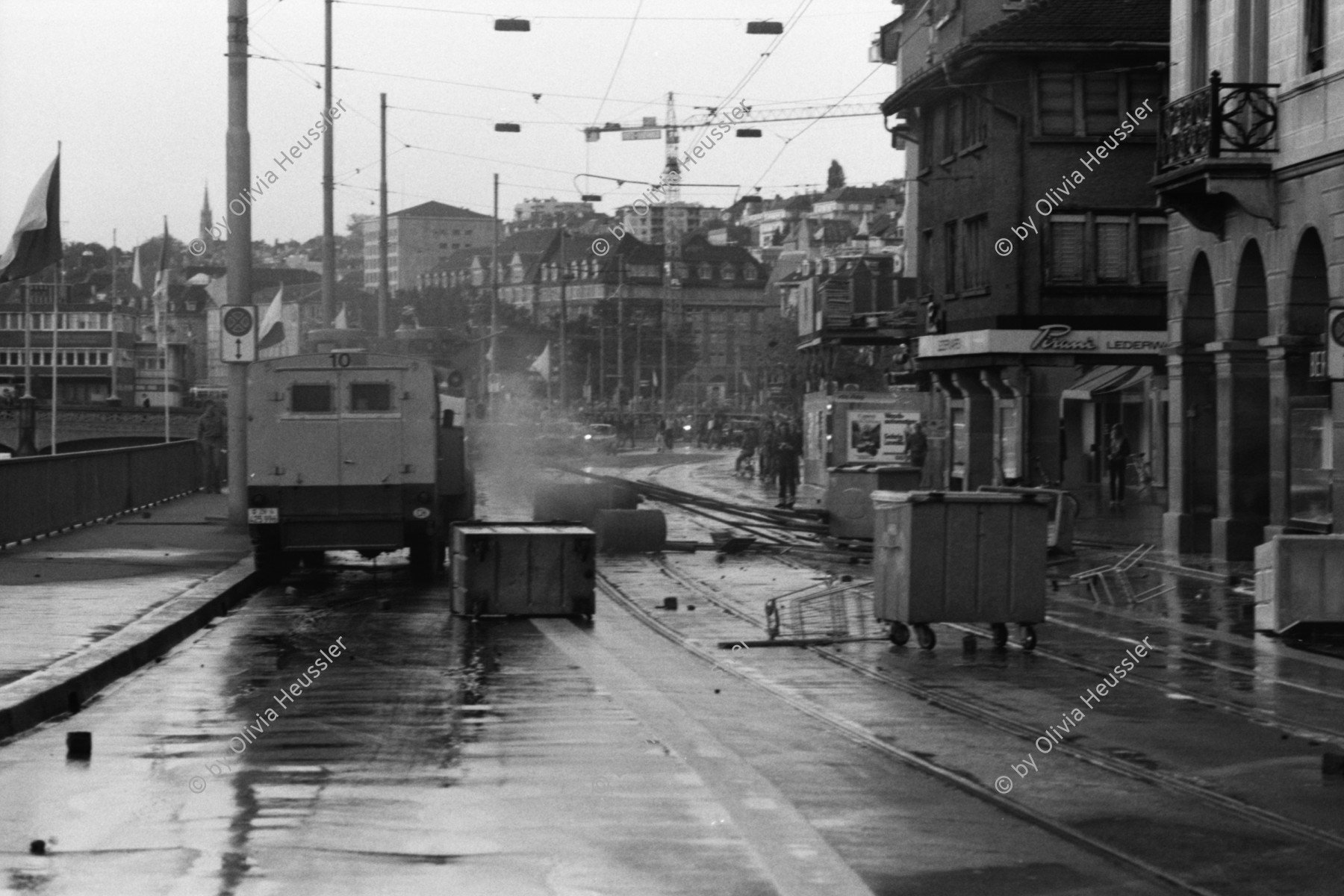 Image of sheet 19800362 photo 12: Demo für sofortige Wiedereröffnung des Autonomen Jugendzentrums AJZ. (geschlossen am 4.9.80) 
Steine werfende zivile Polizeibeamte 'Agents Provocateurs' verhaften einen Demonstranten. 338 Verhaftungen. Tränengas Einsatz am Limmatquai. Verhaftung.
6.9.1980:::Für den Samstag ruft die Bewegung zu einer Grossdemonstration auf: «Für die sofortige Wiedereröffnung des AJZ, aber subito, susch tätschts!» Die Menschenansammlung wird von der Polizei aufgelöst. Am frühen Abend versammeln sich rund 2000 Demonstrierende auf dem Hirschenplatz. Sie beschliessen, eine unbewilligte Demonstration zur Platzspitzanlage durchzuführen und dort eine VV abzuhalten. Auseinandersetzungen zwischen den Demonstrierenden und der Polizei bis in die frühen Morgenstunden. Mehrere hundert Personen werden verhaftet. 

Jugendbewegung Bewegig AJZ Zürcher Jugendunruhen Demonstrationen

Youth movement Zürich 1980 √
© 1980, by OLIVIA HEUSSLER / www.clic.li