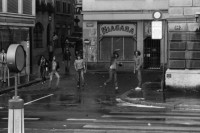 Image of sheet 19800362 photo 13: Steine werfende zivile Polizeibeamte 'Agents provocateurs' am Limmatquai in Zürich 1980.