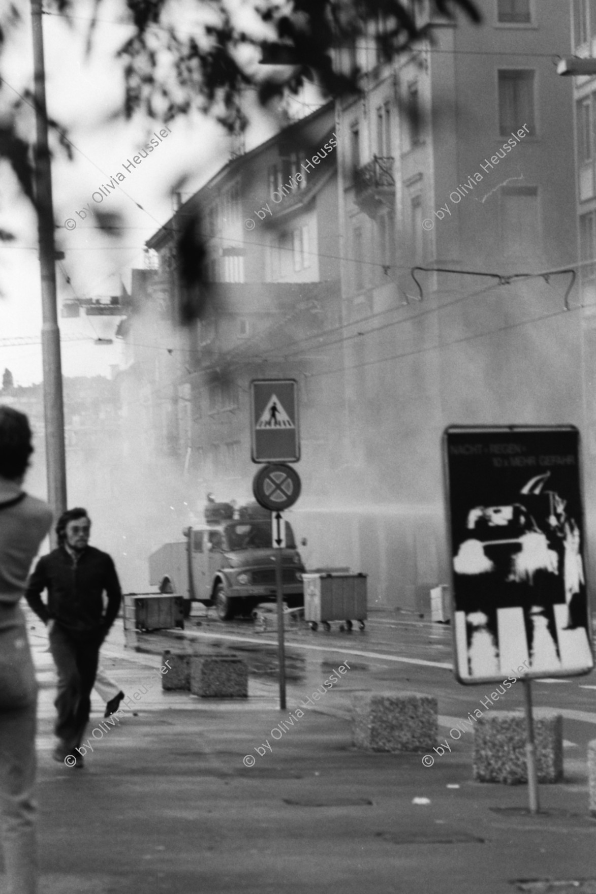 Image of sheet 19800362 photo 15: Demo für sofortige Wiedereröffnung des Autonomen Jugendzentrums AJZ. (geschlossen am 4.9.80) 
Steine werfende zivile Polizeibeamte 'Agents Provocateurs' verhaften einen Demonstranten. 338 Verhaftungen. Tränengas Einsatz am Limmatquai. Verhaftung.
6.9.1980:::Für den Samstag ruft die Bewegung zu einer Grossdemonstration auf: «Für die sofortige Wiedereröffnung des AJZ, aber subito, susch tätschts!» Die Menschenansammlung wird von der Polizei aufgelöst. Am frühen Abend versammeln sich rund 2000 Demonstrierende auf dem Hirschenplatz. Sie beschliessen, eine unbewilligte Demonstration zur Platzspitzanlage durchzuführen und dort eine VV abzuhalten. Auseinandersetzungen zwischen den Demonstrierenden und der Polizei bis in die frühen Morgenstunden. Mehrere hundert Personen werden verhaftet. 

Jugendbewegung Bewegig AJZ Zürcher Jugendunruhen Demonstrationen

Youth movement Zürich 1980 √
© 1980, by OLIVIA HEUSSLER / www.clic.li