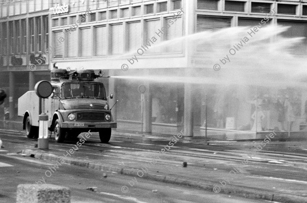 Image of sheet 19800362 photo 16: Für den Samstag ruft die Bewegung zu einer Grossdemonstration auf: «Für die sofortige Wiedereröffnung des AJZ, aber subito, susch tätschts!» Die Menschenansammlung wird von der Polizei aufgelöst. Am frühen Abend versammeln sich rund 2000 Demonstrierende auf dem Hirschenplatz. Sie beschliessen, eine unbewilligte Demonstration zur Platzspitzanlage durchzuführen und dort eine VV abzuhalten. Auseinandersetzungen zwischen den Demonstrierenden und der Polizei bis in die frühen Morgenstunden. Mehrere hundert Personen werden verhaftet. 
Jugendbewegung Bewegig AJZ Zürcher Jugendunruhen Demonstrationen
Zürich youth movement 1980 √ tear gas wasserwerfer