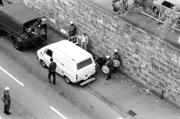 Image of sheet 19800362 photo 2: Polizei kontrolliert Zivile am Hirschengraben, Zürich 1980.
protest
Switzerland Europe