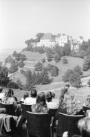 Image of sheet 19800362 photo 33: Publikum-Sicht mit Wachmann vom Goffersberg auf Schloss Lenzburg, 1980 Aargau.