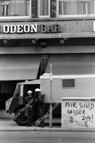 Image of sheet 19800362 photo 7: Demo für sofortige Wiedereröffnung des Autonomen Jugendzentrums AJZ. (geschlossen am 4.9.80) Polizeigrenadiere stehen vor Transformatorenhäuschen 'wir sind wider da! Zum IIII Mal' Spray vor Café Odeon am Bellevue. 338 Verhaftungen. Tränengas Einsatz am Limmatquai. Verhaftung.
6.9.1980:::Für den Samstag ruft die Bewegung zu einer Grossdemonstration auf: «Für die sofortige Wiedereröffnung des AJZ, aber subito, susch tätschts!» Die Menschenansammlung wird von der Polizei aufgelöst. Am frühen Abend versammeln sich rund 2000 Demonstrierende auf dem Hirschenplatz. Sie beschliessen, eine unbewilligte Demonstration zur Platzspitzanlage durchzuführen und dort eine VV abzuhalten. Auseinandersetzungen zwischen den Demonstrierenden und der Polizei bis in die frühen Morgenstunden. Mehrere hundert Personen werden verhaftet. 
Jugendbewegung Bewegig AJZ Zürcher Jugendunruhen Demonstrationen
Youth movement Zürich 1980 √ Schweiz Switzerland swiss Europe