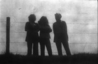 Image of sheet 19800363 photo 0: Silhouette dreier Menschen vor Stacheldraht am Goffersberg vis a vis Schloss Lenzburg, 1980 Kanton Aargau.