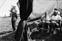 Image of sheet 19800363 photo 10: Giuseppe Reichmuth veranstaltet 'Show' auf dem Goffersberg vis à vis Schloss Lenzburg, 1980.