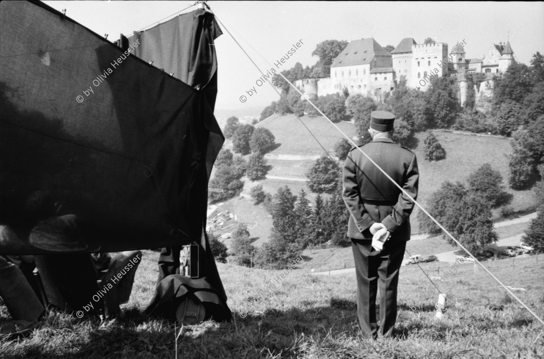 Image of sheet 19800363 photo 11: Securitas Beamter bewacht Theateraufführung von Giuseppe Reichmuth auf dem Goffersberg vis à vis Schloss Lenzburg, 1980.