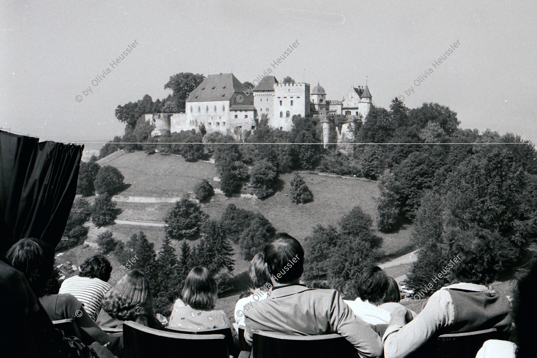 Image of sheet 19800363 photo 12: Giuseppe Reichmuth veranstaltet 'Show' auf dem Goffersberg vis a vis Schloss Lenzburg.
Theater von Giuseppe Reichmuth auf dem Goffersberg mit Sicht auf die Lenzburg. Securitas bewacht Theater Eingang. Kanton Aargau 


√