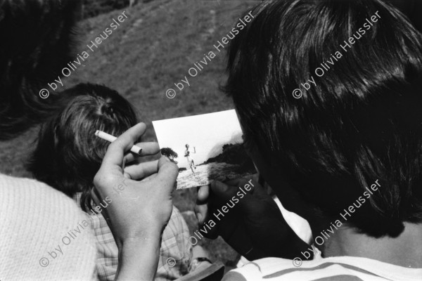 Image of sheet 19800363 photo 6: Giuseppe Reichmuth veranstaltet 'Show' auf dem Goffersberg vis a vis Schloss Lenzburg.
Theater von Giuseppe Reichmuth auf dem Goffersberg mit Sicht auf die Lenzburg. Securitas bewacht Theater Eingang. Kanton Aargau 

Mit Verena Blumer. Journalist Roland Huber Securitas. Portrait Verena, Roli Fischbacher, Olivia und Thomas 

Jugendbewegung Bewegig AJZ Zürcher Jugendunruhen Demonstrationen 1980 Zürich