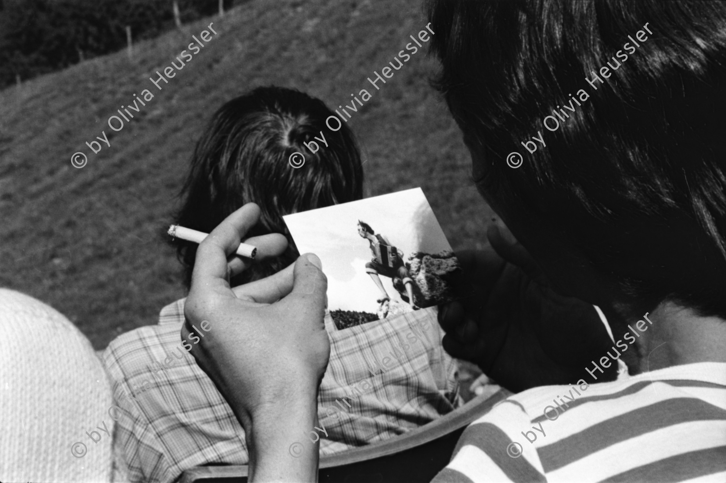 Image of sheet 19800363 photo 7: Giuseppe Reichmuth veranstaltet 'Show' auf dem Goffersberg vis a vis Schloss Lenzburg.
Theater von Giuseppe Reichmuth auf dem Goffersberg mit Sicht auf die Lenzburg. Securitas bewacht Theater Eingang. Kanton Aargau 

Mit Verena Blumer. Journalist Roland Huber Securitas. Portrait Verena, Roli Fischbacher, Olivia und Thomas 

Jugendbewegung Bewegig AJZ Zürcher Jugendunruhen Demonstrationen 1980 Zürich