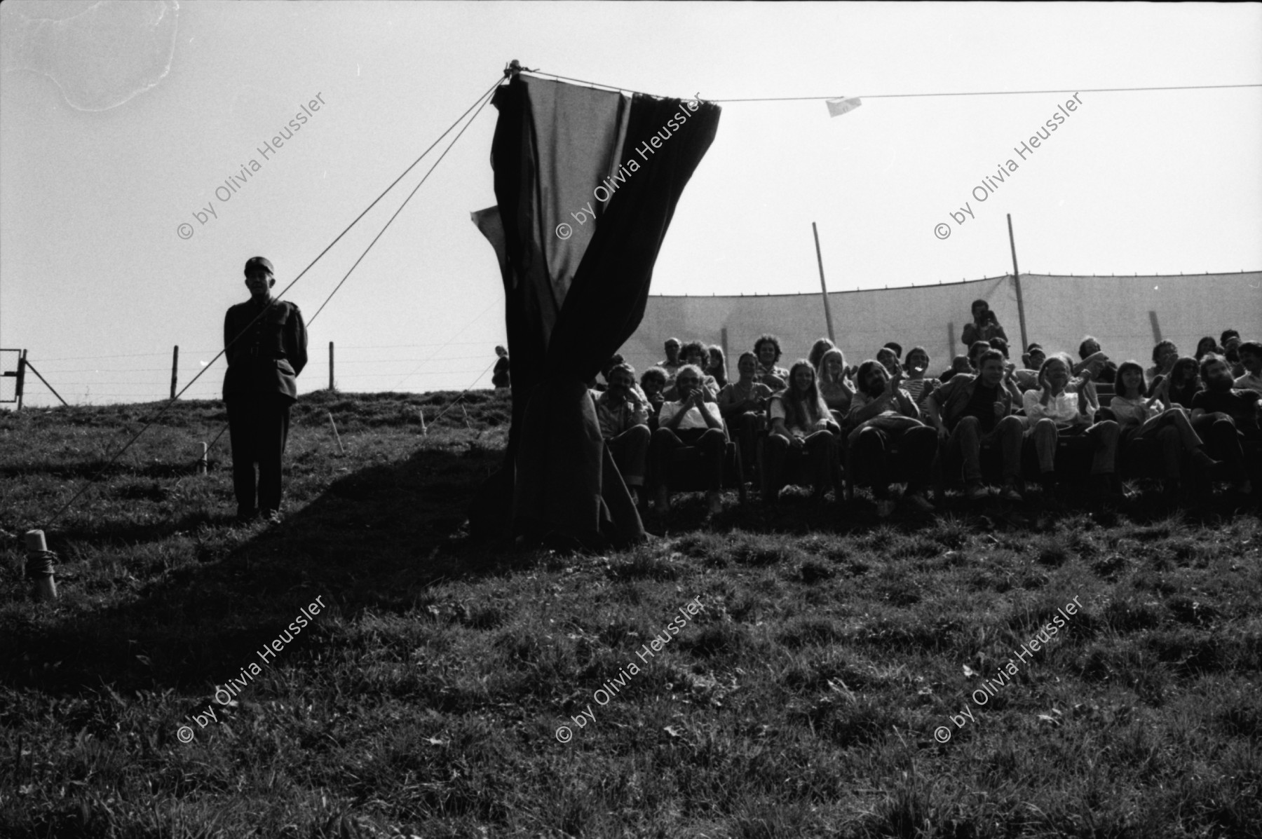 Image of sheet 19800363 photo 9: Giuseppe Reichmuth veranstaltet 'Show' auf dem Goffersberg vis a vis Schloss Lenzburg.