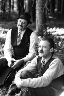 Image of sheet 19800371 photo 19800371: Während Dreharbeiten  'Der Erfinder' von Kurt Gloor im Züri Oberland. Mit Walo Lüond und Bruno Ganz und Mathias Gnädinger (am Steuer). Drama mit Bruno Ganz Im Ersten Weltkrieg entwickelt der verschrobene Fabrikarbeiter und Bastler Jacob Nüssli (Bruno Ganz) ein Raupenfahrzeug, das nicht mehr im Morast versinkt und so vor allem den Bauern die Arbeit erleichtern könnte. Die Realisierung seiner Idee erweist sich als schwierig. Kurz bevor Nüssli seine Erfindung patentieren lassen will, entdeckt er in der Wochenschau, dass sein Raupenwagen bereits im Einsatz ist ­ als Panzer an allen Kriegsfronten… Kinoverfilmung des Bühnenstücks von Hansjörg Schneider. Regisseur Kurt Gloor litt unter Depressionen und nahm sich 1997 mit 54 Jahren das Leben. Kanton Zürich Zürich Oberland 1980

√