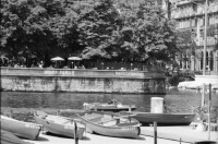 Image of sheet 19800371 photo 20: Bauschänzli an der Limmat mit Ruderbooten zur Vermietung 1980 in Zürich.