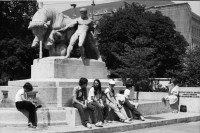 Image of sheet 19800371 photo 27: Menschen sonnen sich am Geiserbrunnen. Trägt seinen Namen zu Ehren und im Andenken an ehemaligen alt Stadtbaumeister von Zürich, Arnold Geiser (1844-1909).  1980