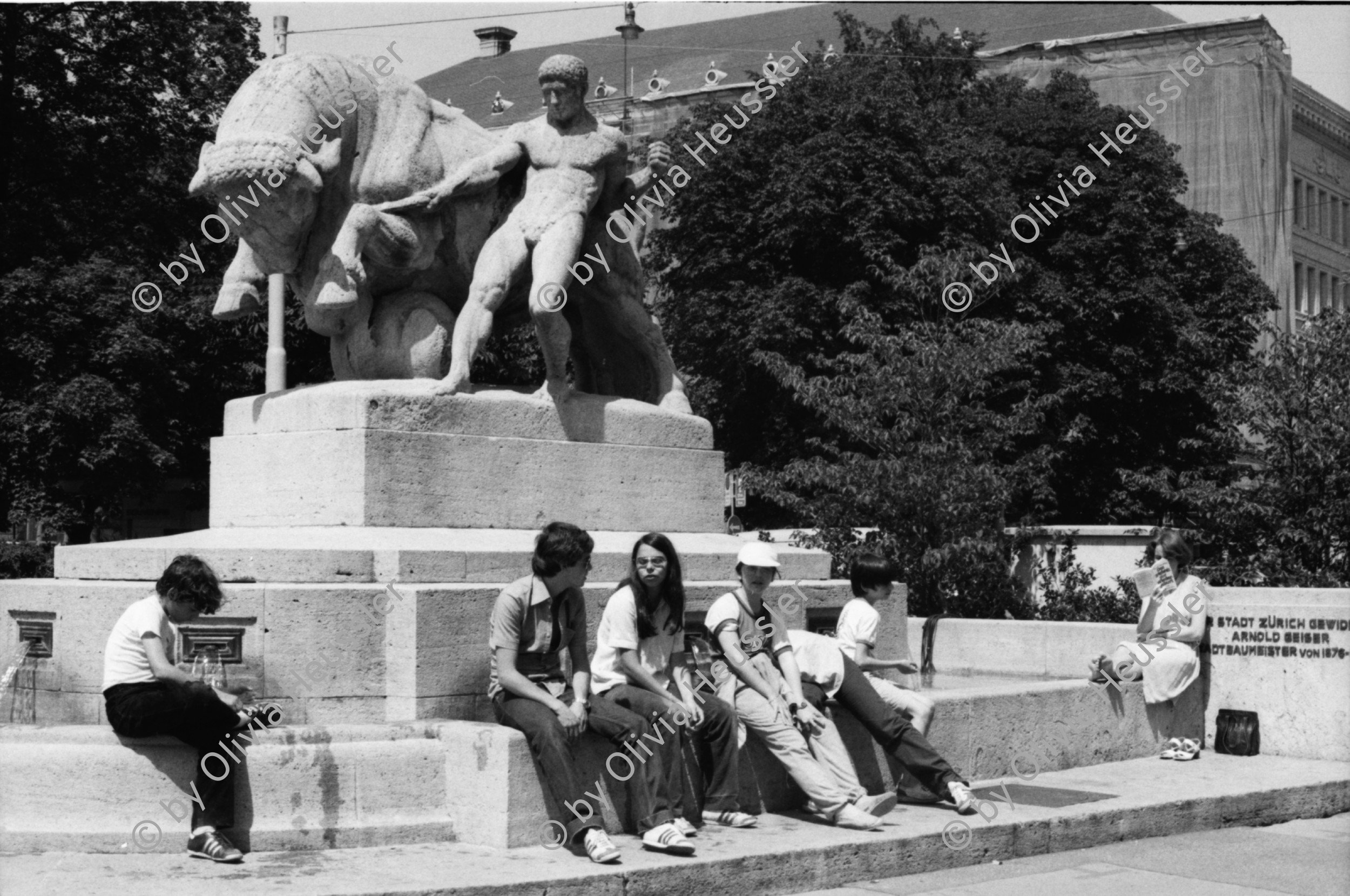 Image of sheet 19800371 photo 27: Menschen sonnen sich am Geiserbrunnen. Trägt seinen Namen zu Ehren und im Andenken an ehemaligen alt Stadtbaumeister von Zürich, Arnold Geiser (1844-1909).  1980