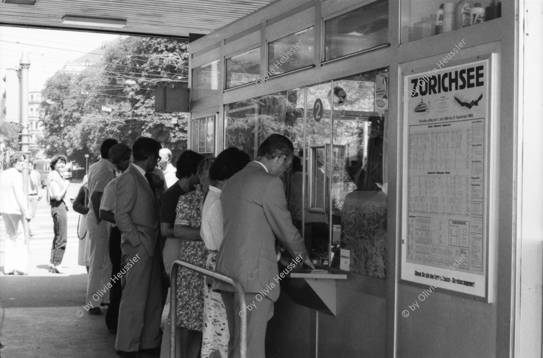 Image of sheet 19800371 photo 33: Dampfschiff Kasse für den Billett verkauf. Zürichsee Fahrplan Bürkliplatz TouristInnen. Zürich 1980