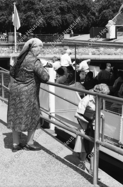 Image of sheet 19800371 photo 36: Seeufer mit Frau Kopftuch. Zürich Dampfschiff Steg.