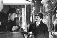 Image of sheet 19800371 photo 4: Walo Lüond und Mathias Gnädinger (li) während den Dreharbeiten zum Film 'Der Erfinder' von Kurt Gloor. Zürcher Oberland. 1980


Der Erfinder …des Raupenfahrzeugs wurde leider von der Zeit überrollt. Drama mit Bruno Ganz Im Ersten Weltkrieg entwickelt der verschrobene Fabrikarbeiter und Bastler Jacob Nüssli (Bruno Ganz) ein Raupenfahrzeug, das nicht mehr im Morast versinkt und so vor allem den Bauern die Arbeit erleichtern könnte. Die Realisierung seiner Idee erweist sich als schwierig. Kurz bevor Nüssli seine Erfindung patentieren lassen will, entdeckt er in der Wochenschau, dass sein Raupenwagen bereits im Einsatz ist ­ als Panzer an allen Kriegsfronten… Kinoverfilmung des Bühnenstücks von Hansjörg Schneider. Regisseur Kurt Gloor litt unter Depressionen und nahm sich 1997 mit 54 Jahren das Leben. √