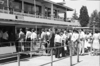 Image of sheet 19800372 photo 1: Menschen warten Eintritt ins Dampfschiff auf dem Zürichsee 1980 in Zürich.
Switzerland lake ship steamer