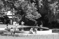 Image of sheet 19800372 photo 33: Menschen sitzen am Brunnen im Alten Botanischen Garten. Zürich Schweiz Suisse 1980