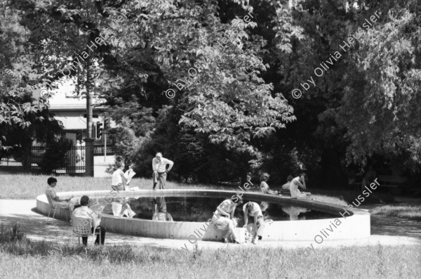 Image of sheet 19800372 photo 33: Menschen sitzen am Brunnen im Alten Botanischen Garten. Zürich Schweiz Suisse 1980