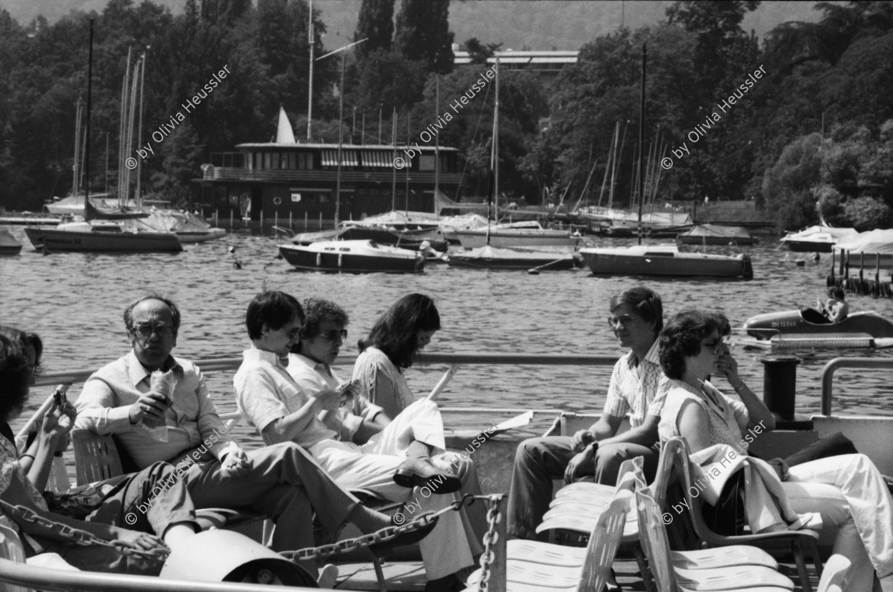 Image of sheet 19800372 photo 5: Dampfschifffahrt auf dem Zürichsee auf der 'Möve' und Wädenswil'. Junge zieht Fisch an Rute aus dem See. Leute beim Sonnenbaden auf Wiese und in Bad. Für Blick. Fischerrute Zürich Schweiz Suisse 1980 Switzerland lake ship steamer