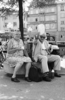 Image of sheet 19800373 photo 11: Zwei Besucher am Rosenmarkt in Zürich 1980.