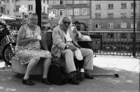 Image of sheet 19800373 photo 12: Am Rosenmärt Rosenmarkt in Zürich wird Wolle verkauft. Kinder malen ihre Bilder. Zwei Alte Personen ein Paar macht Siesta Pause. Zürich 1980