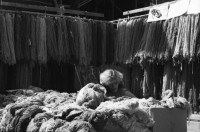 Image of sheet 19800373 photo 3: Am Rosenhof Markt wird Wolle verkauft, Zürich 1980.