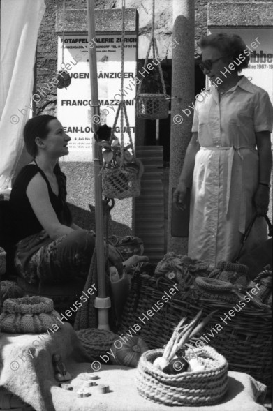 Image of sheet 19800373 photo 4: Zwei Frauen am Rosenhof Markt in Zürich 1980.