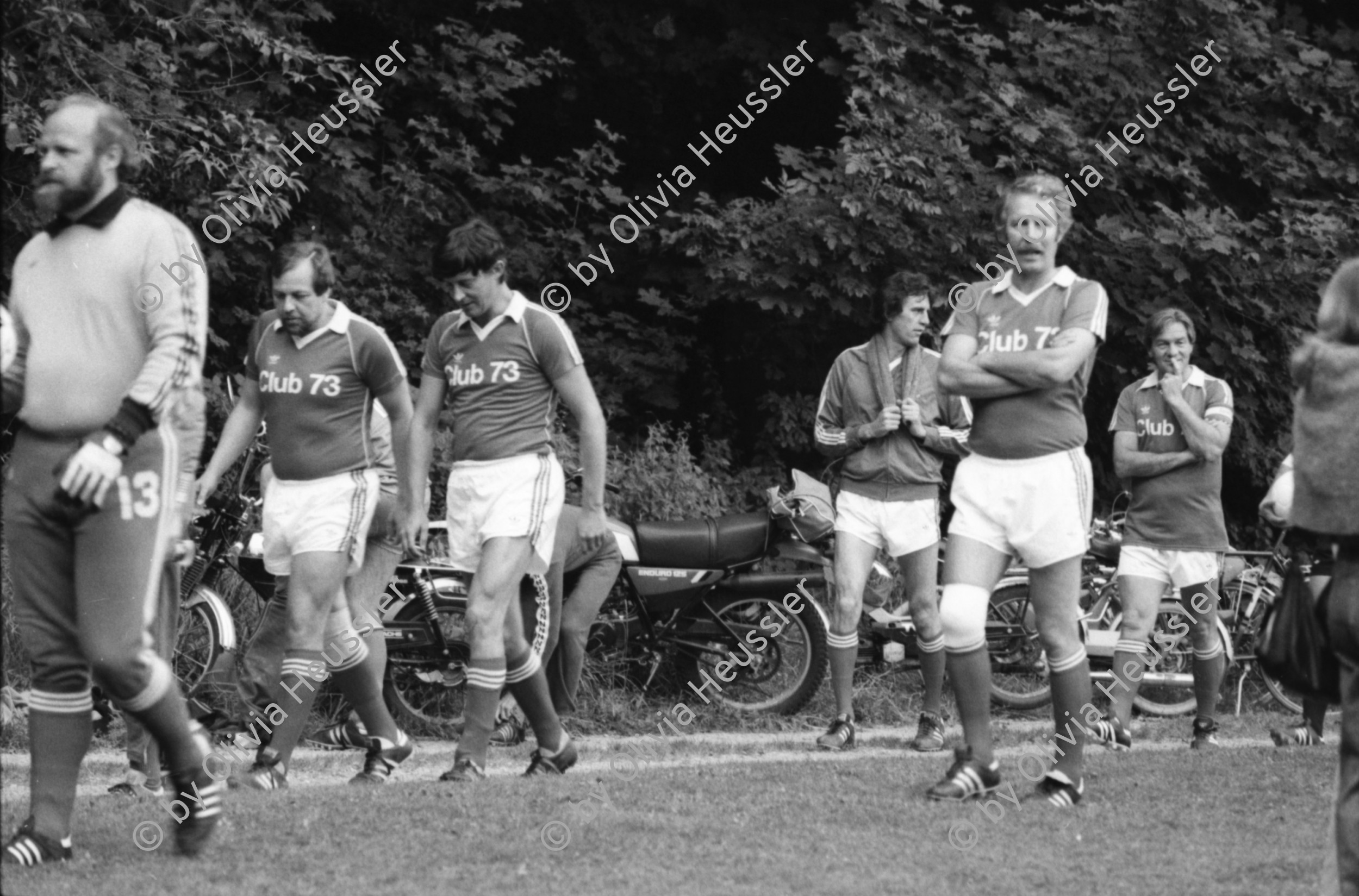 Image of sheet 19800380 photo 19800380: Fritz Künzli (* 8. Januar 1946 in Glarus) ist ein ehemaliger Schweizer Fussballspieler, der mit dem FC Zürich FCZ in den Jahren 1966 und 1968 zweimal in der Nationalliga A die Schweizer Fussballmeisterschaft gewann.

Erich Schärer (* 1. September 1946 in Zürich) ist ein ehemaliger Schweizer Bobpilot.
Er gewann bei den Olympischen Winterspielen 1976 in Innsbruck die Bronzemedaille im Zweier-Bob und die Silbermedaille im Vierer-Bob. Diese Leistung konnte er bei den Olympischen Winterspielen 1980 in Lake Placid übertreffen. Er gewann die Goldmedaille im Zweier-Bob und die Silbermedaille im Vierer-Bob. 
Mit ihm fuhr ich in St. Moritz im Feierabend den Bobrun hinunter.
Tiger trinkt aus Flasche im Käfig. für Blick
