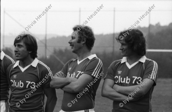 Image of sheet 19800380 photo 8: Fritz Künzli (* 8. Januar 1946 in Glarus) ist ein ehemaliger Schweizer Fussballspieler, der mit dem FC Zürich FCZ in den Jahren 1966 und 1968 zweimal in der Nationalliga A die Schweizer Fussballmeisterschaft gewann.

Erich Schärer (* 1. September 1946 in Zürich) ist ein ehemaliger Schweizer Bobpilot.
Er gewann bei den Olympischen Winterspielen 1976 in Innsbruck die Bronzemedaille im Zweier-Bob und die Silbermedaille im Vierer-Bob. Diese Leistung konnte er bei den Olympischen Winterspielen 1980 in Lake Placid übertreffen. Er gewann die Goldmedaille im Zweier-Bob und die Silbermedaille im Vierer-Bob. 
Mit ihm fuhr ich in St. Moritz im Feierabend den Bobrun hinunter.
Tiger trinkt aus Flasche im Käfig. für Blick