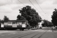 Image of sheet 19800400 photo 9: Kinderwagen  und Spielsachen vor einem Kiosk. Güterwagen überqueren die Strasse.
Zürich √