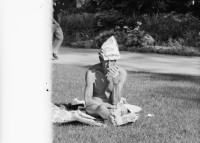 Image of sheet 19800401 photo 0: Angehöriger der Baghwan Sanjasi Sekte macht Joga auf der Wiese .
Rajneesh Chandra Mohan Jain (hindi ????? ?????? ???? ???) (* 11. Dezember 1931 in Kuchwada, Madhya Pradesh, Indien; † 19. Januar 1990 in Pune, Maharashtra, Indien) war ein indischer Philosophieprofessor und Begründer der Neo-Sannyas-Bewegung. Er nannte sich zuerst Acharya Rajneesh (Mitte der 1960er bis Anfang der 1970er Jahre), danach Bhagwan Shree Rajneesh (bis Ende 1988) und von 1989 bis zu seinem Tod Osho.

 Sonnenbad. Alte auf Sitzbank am See . zusammenlegbares kleines Motorrad. Zürich Freizeit Lake side 1980 Switzerland Schweiz