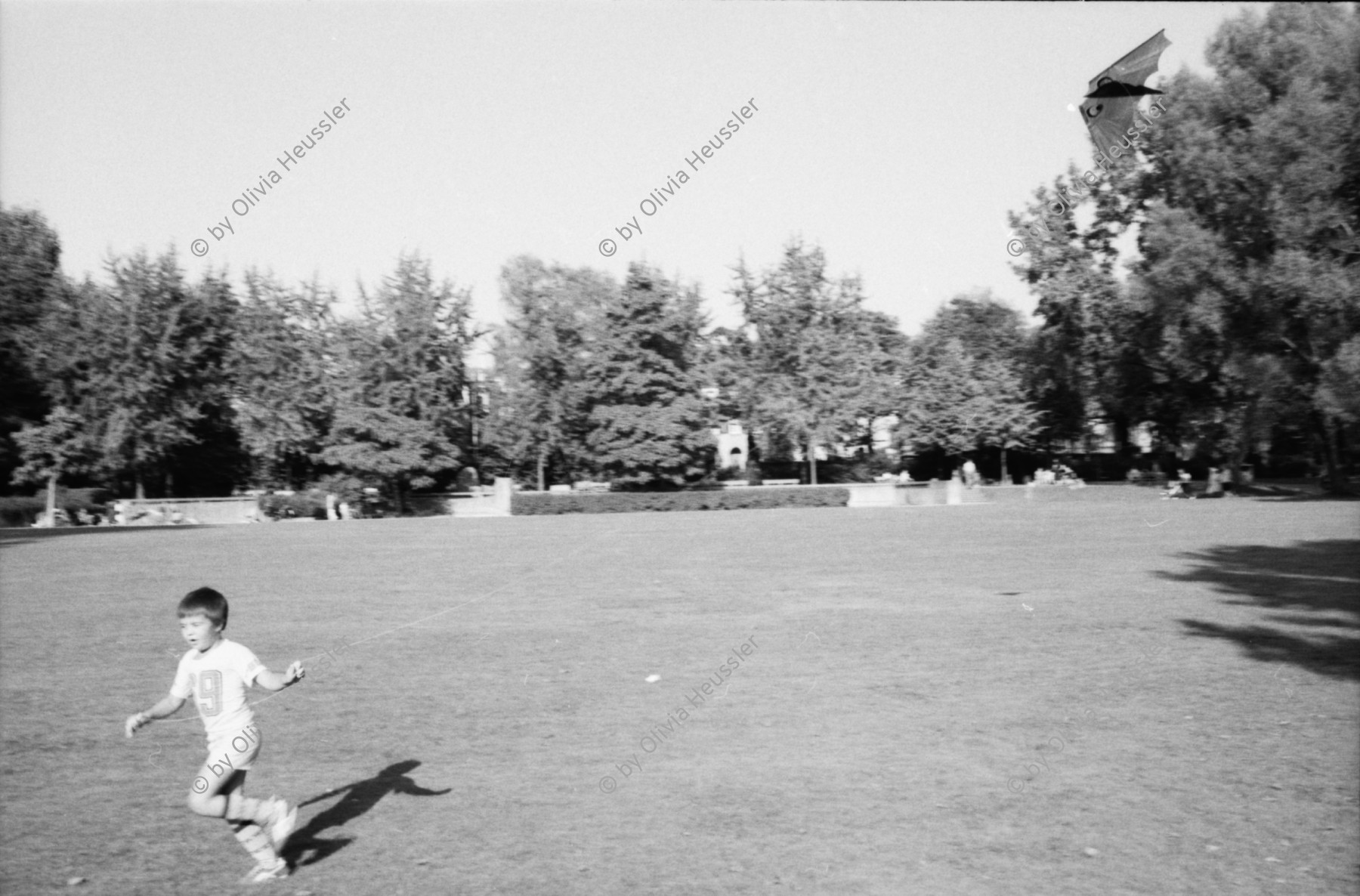 Image of sheet 19800401 photo 6: Angehöriger der Baghwan Sanjasi Sekte macht Joga auf der Wiese .
Rajneesh Chandra Mohan Jain (hindi ????? ?????? ???? ???) (* 11. Dezember 1931 in Kuchwada, Madhya Pradesh, Indien; † 19. Januar 1990 in Pune, Maharashtra, Indien) war ein indischer Philosophieprofessor und Begründer der Neo-Sannyas-Bewegung. Er nannte sich zuerst Acharya Rajneesh (Mitte der 1960er bis Anfang der 1970er Jahre), danach Bhagwan Shree Rajneesh (bis Ende 1988) und von 1989 bis zu seinem Tod Osho.

 Sonnenbad. Alte auf Sitzbank am See . zusammenlegbares kleines Motorrad. Zürich Freizeit Lake side 1980 Switzerland Schweiz