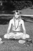 Image of sheet 19800401 photo 9: Angehöriger der Baghwan Sanjasi Sekte macht Joga auf der Wiese .
Rajneesh Chandra Mohan Jain (hindi ????? ?????? ???? ???) (* 11. Dezember 1931 in Kuchwada, Madhya Pradesh, Indien; † 19. Januar 1990 in Pune, Maharashtra, Indien) war ein indischer Philosophieprofessor und Begründer der Neo-Sannyas-Bewegung. Er nannte sich zuerst Acharya Rajneesh (Mitte der 1960er bis Anfang der 1970er Jahre), danach Bhagwan Shree Rajneesh (bis Ende 1988) und von 1989 bis zu seinem Tod Osho.

 Sonnenbad. Alte auf Sitzbank am See . zusammenlegbares kleines Motorrad. Zürich Freizeit Lake side 1980 Switzerland Schweiz