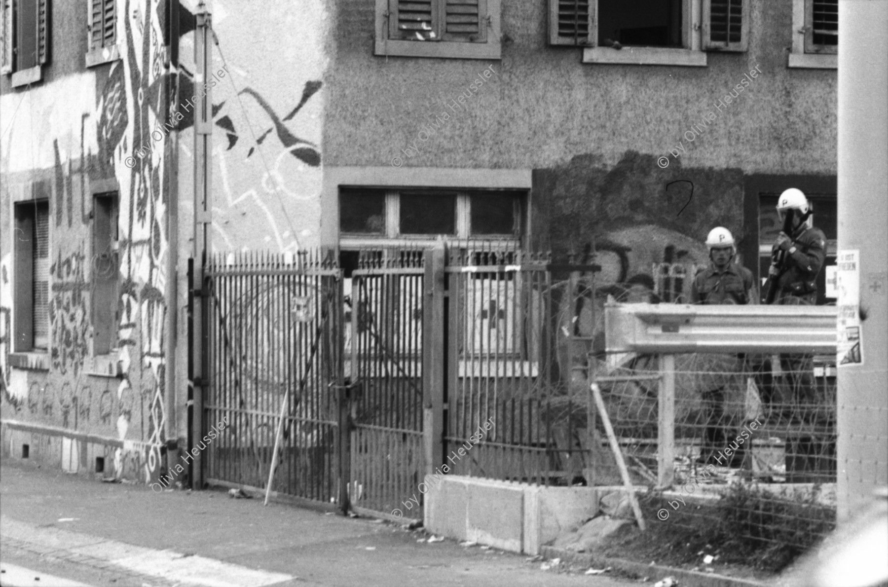 Image of sheet 19800402 photo 0: Schliessung AJZ Polizeigrenadiere mit Gummigeschoss Gewehr. Zürich Jugendunruhen 1980.
Stacheldraht. Polizei
Jugendbewegung Bewegig AJZ Zürcher Jugendunruhen Demonstrationen Zürich 1980
Negative unauffindbar verloren ? falsch abgelegt