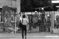 Image of sheet 19800402 photo 1: Schliessung AJZ Michel Euler als Photograph Polizeigrenadiere  Stacheldraht. Polizei.
Jugendbewegung Bewegig AJZ Zürcher Jugendunruhen Demonstrationen Zürich 1980
Negative unauffindbar verloren ? falsch abgelegt
