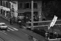 Image of sheet 19800402 photo 10: Schliessung AJZ Michel Euler als Photograph vor AJZ Polizeigrenadiere weisen mich weg und bedrohen mich mit Gummigeschoss Gewehr. Anklage. Auto mit kaputter Heckscheibe. Stacheldraht. Polizei. Nacht.
Jugendbewegung Bewegig AJZ Zürcher Jugendunruhen Demonstrationen Zürich 1980
Negative unauffindbar verloren ? falsch abgelegt